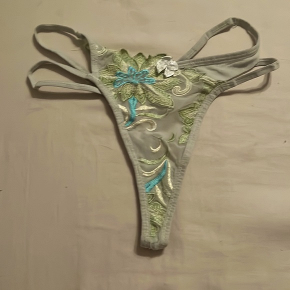 Victoria secret v string thong - Picture 1 of 9